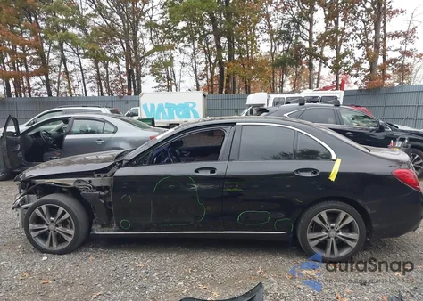 2015 Mercedes-Benz C 300 4Matic z USA, uszkodzony, nr VIN 55SWF4KBXFU008534